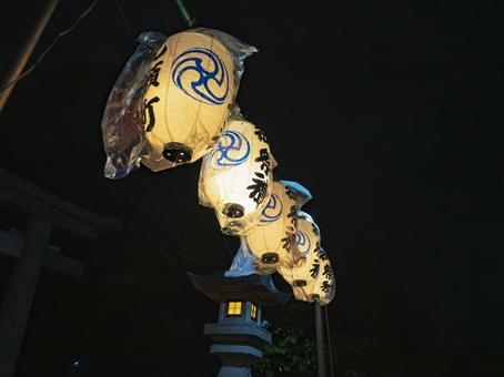 夜風にゆれる秋祭りの灯 夜風にゆれる秋祭りの灯 秋祭り,提灯,夜の写真素材