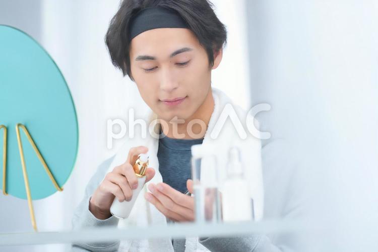 手に化粧水をプッシュしている男性 男性,美容男子,化粧男子の写真素材