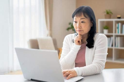 PCと考える女性 シニア,女性,パソコンの写真素材