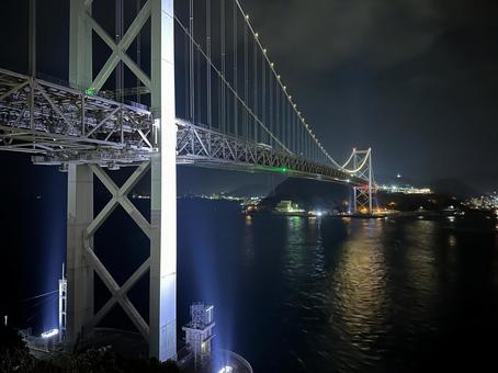ライトアップされた吊り橋 夜景,ライトアップ,綺麗の写真素材
