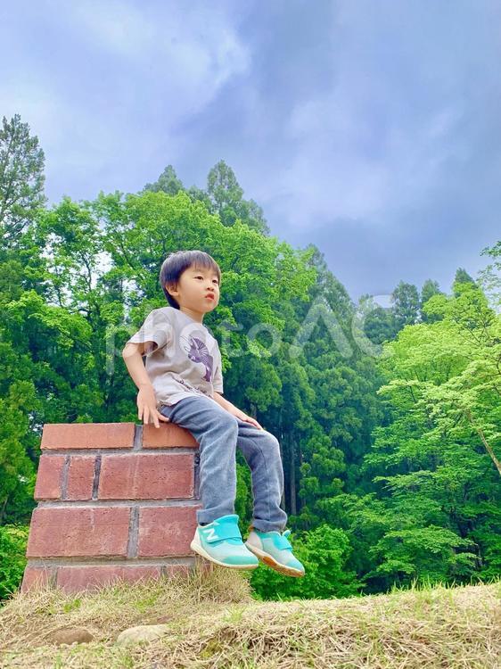 座る子ども 子ども,屋外,男の子の写真素材