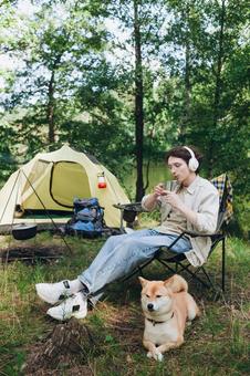 テント前で犬と過ごす男性 男性,外国人,犬の写真素材