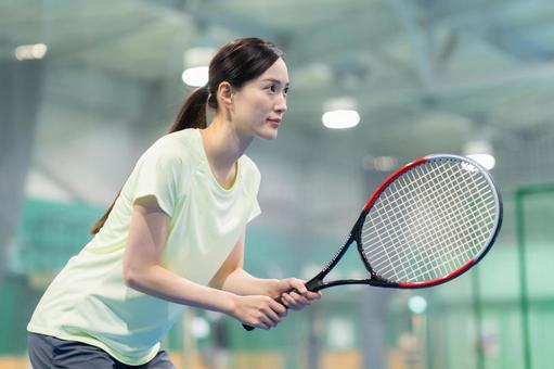 スポーツジムでテニスをする若い女性 テニススクール,スポーツジム,スポーツの写真素材