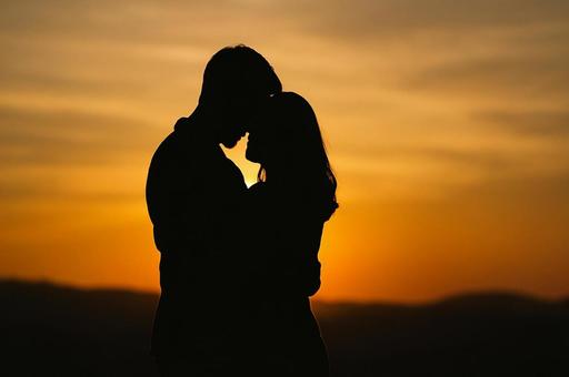 抱き合うカップル 抱き合うカップルの写真