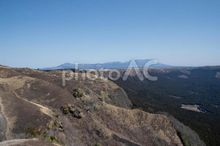 野焼き後の外輪山 野焼き,阿蘇山,九州の写真素材
