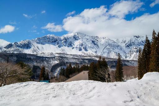 250320秋山郷和山からの鳥甲山 250320秋山郷和山からの鳥甲山 秋山郷,長野県,栄村の写真素材