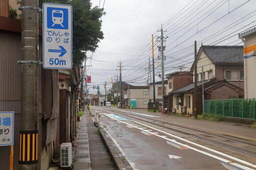 万葉線、吉久電停の安全地帯 万葉線,高岡軌道線,7000形の写真素材