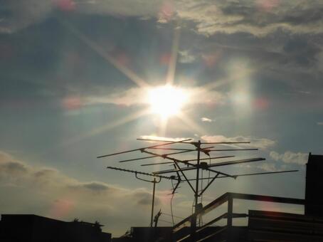 雲間から覗く太陽とアンテナ 空,太陽,アンテナの写真素材