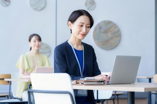 オフィスで働くビジネスウーマン ビジネス,ビジネスウーマン,女性の写真素材