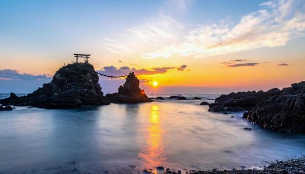朝焼けの夫婦岩からの朝日 朝焼けの夫婦岩からの朝日の写真