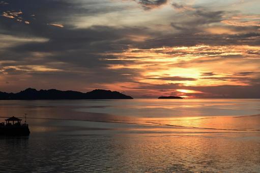 パラオの夕焼け風景 海,夕焼け,空の写真素材