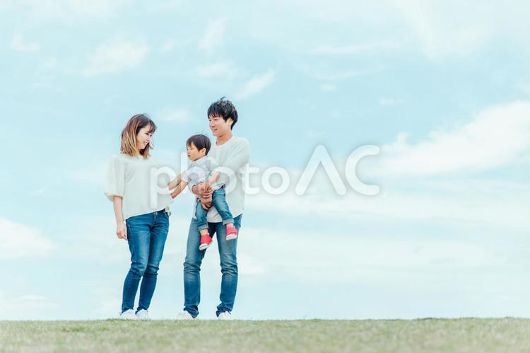 空と家族・ファミリー・赤ちゃん 家族,夫婦,赤ちゃんの写真素材