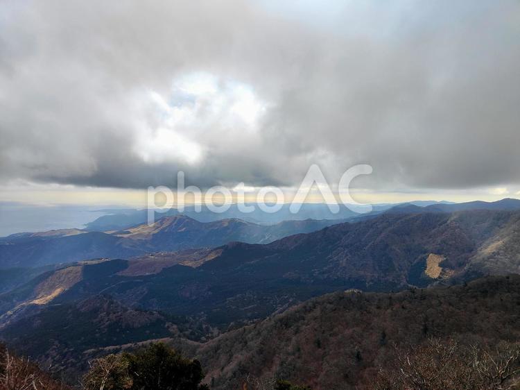 山からの風景 山々,海,風力発電の写真素材