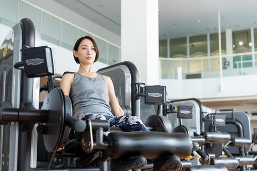 ジムでトレーニングするミドルの女性 ジム,フィットネス,トレーニングの写真素材