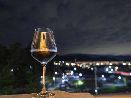 夜風に揺れる赤ワインの輝き 赤ワイン,グラス,夜景の写真素材