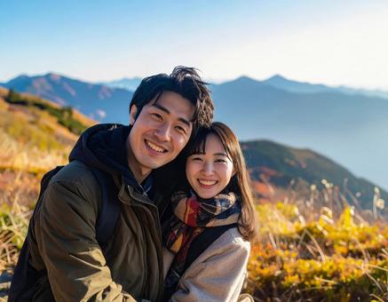 山頂にいる日本人カップル 山頂にいる日本人カップルの写真