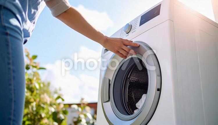 洗濯機のふたをあける女性の手 洗濯,洗濯機,家事の写真素材
