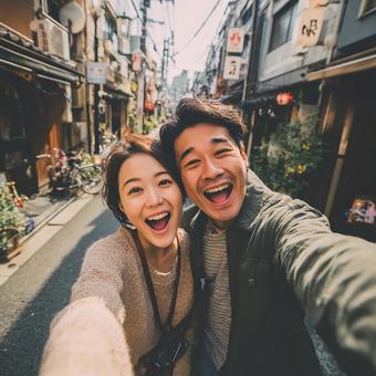 旅先で自撮りを楽しむカップル 旅先で自撮りを楽しむカップルの写真