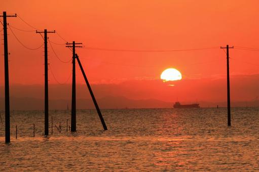海中電柱 海中電柱,久津間海岸,夕陽の写真素材