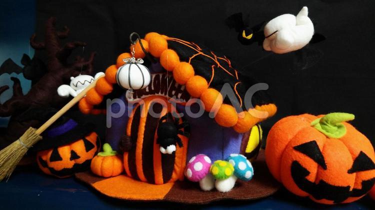 ハロウィンの家とカボチャのお化け達（フェルト手作り） ハロウィンの家とカボチャのお化,ハロウィンの家,かぼちゃのお化けの写真素材