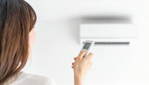 冷房が寒くて額に手をやる体調不良の女性 冷房が寒くて額に手をやる体調不良の女性の写真
