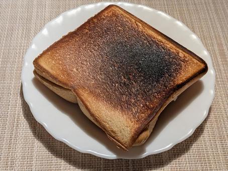 少し焼け焦げたホットサンドイッチの写真