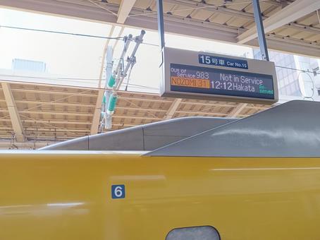 発車案内とドクターイエロー 発車案内とドクターイエロー 鉄道,jr,jr東海の写真素材