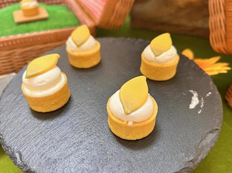 可愛いレモンタルト 可愛いレモンタルト タルト,クリーム,デザートの写真素材