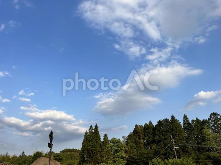 中九州道からの風景3 青空,空,雲の写真素材