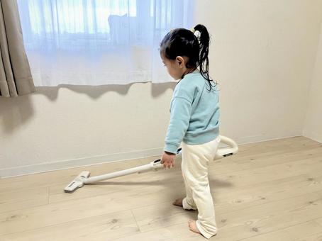 掃除機をかける女の子 子ども,幼稚園,園児の写真素材
