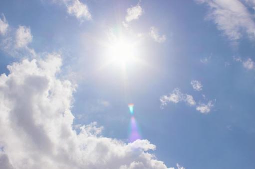 夏の青空と太陽 7月8月 夏の青空と太陽 7月8月の写真
