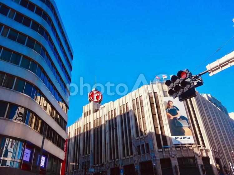 新宿のデパートとブルースカイ 青空,空,ブルースカイの写真素材