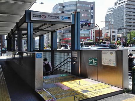 門前仲町駅 門前仲町駅 門前仲町駅,東京都江東区門前仲町,東京メトロ東西線の写真素材