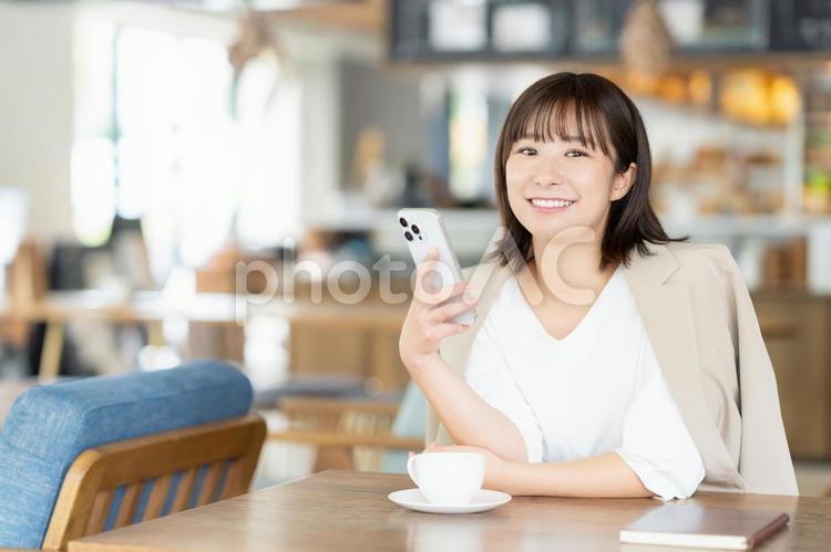 カフェでくつろぐビジネスウーマン カフェ,女性,ビジネスウーマンの写真素材