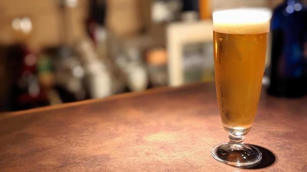バーカウンターに置かれた一杯のビール バーカウンターに置かれた一杯のビール ビール,生ビール,クラフトビールの写真素材