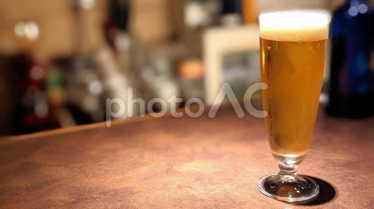 バーカウンターに置かれた一杯のビール ビール,生ビール,クラフトビールの写真素材