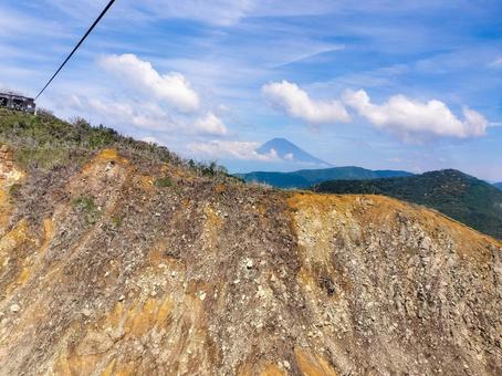 箱根ロープウェイから見た大涌谷と富士山 箱根ロープウェイから見た大涌谷と富士山の写真