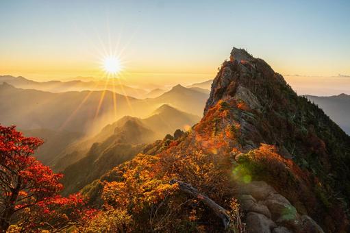 石鎚山の紅葉2025 石鎚山,紅葉,ご来光の写真素材
