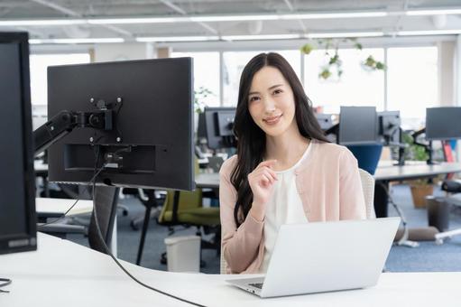 オフィスカジュアルの若い女性エンジニア オフィスカジュアルの若い女性エンジニア ビジネス,オフィス,エンジニアの写真素材