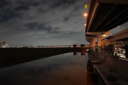 夕暮れの川と高速道路 夕暮れの川と高速道路の写真