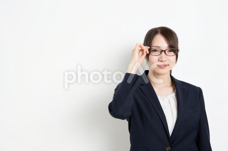 メガネに手をかけているビジネスウーマン（コピースペース） 女,女性,日本人の写真素材