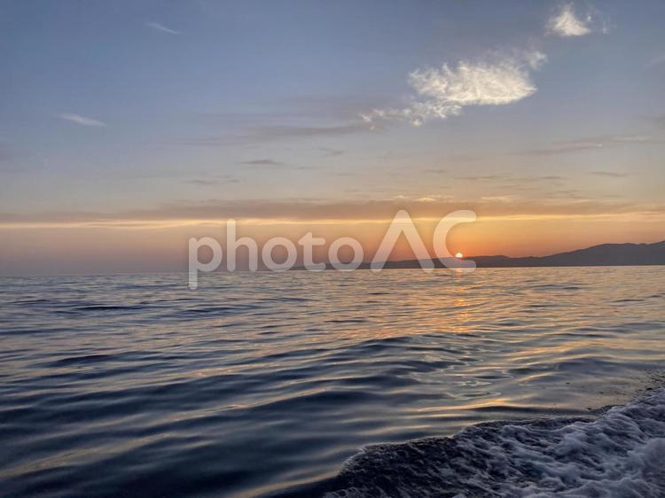 海上からの夕日 海,夕日,オレンジ色の写真素材