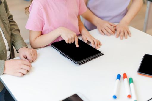 タブレットを操作する手元 手元,男の子,女の子の写真素材