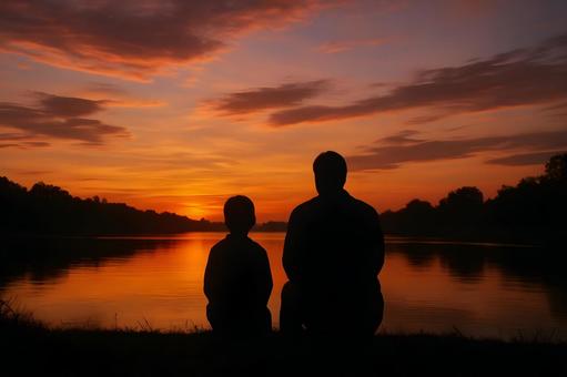 夕景の親子シルエットの写真
