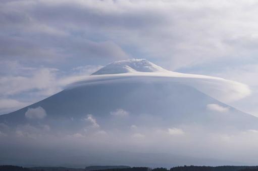 雲のかかる富士山 雲のかかる富士山の写真