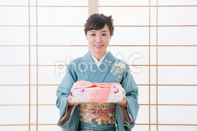 引き出物と着物姿の女性 引出物,風呂敷,渡すの写真素材