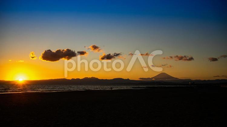 2022年1月の富士山と日本の美しい海岸夕日 空,夕日,グラデーションの写真素材