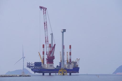 クレーン船の作業風景 クレーン船の作業風景の写真