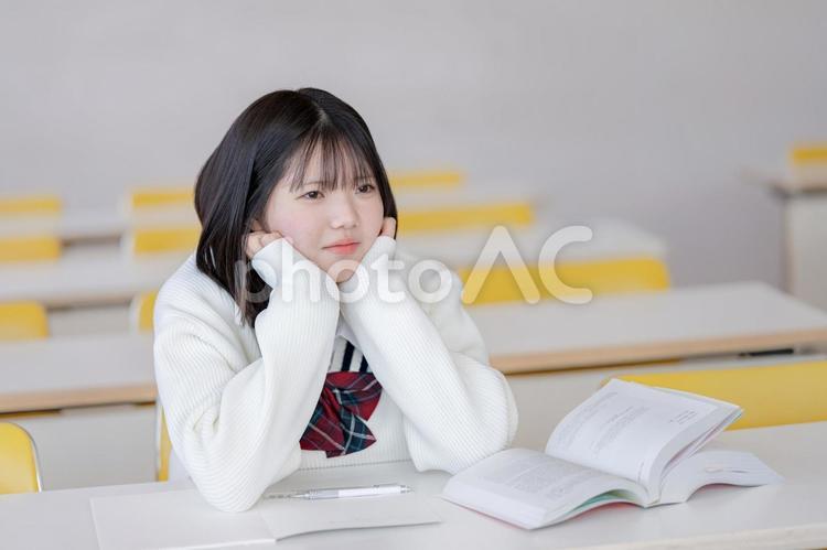 ぼんやり見つめる女子生徒 女子学生,高校生,制服の写真素材