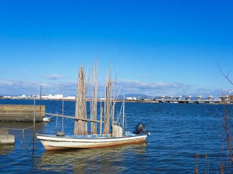 青空と繋留された釣船の風景 青空と繋留された釣船の風景の写真